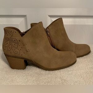 Jellypop Audrina
Faux suede ankle boots